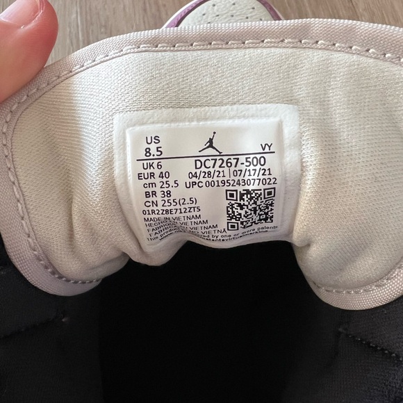 WOMANS AIR JORDAN SIZE 8.5 MAUVE GENTLY USED - Picture 6 of 7